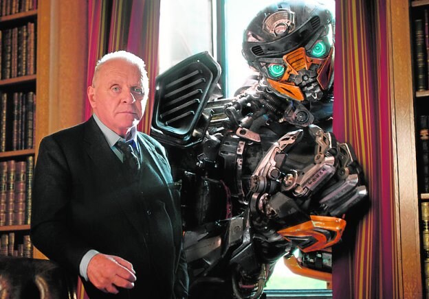 Anthony Hopkins, en una escena de la película 'Transformers, el último caballero', que se estrena esta semana. 