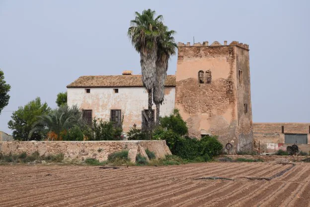 Vista de la Torre del Negro, de su jardín y de los bancales que la rodean. El conjunto arquitectónico está en riesgo.