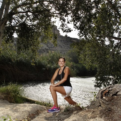 Patricia Fernández, realizando estiramientos junto al río Segura a su paso por Archena.