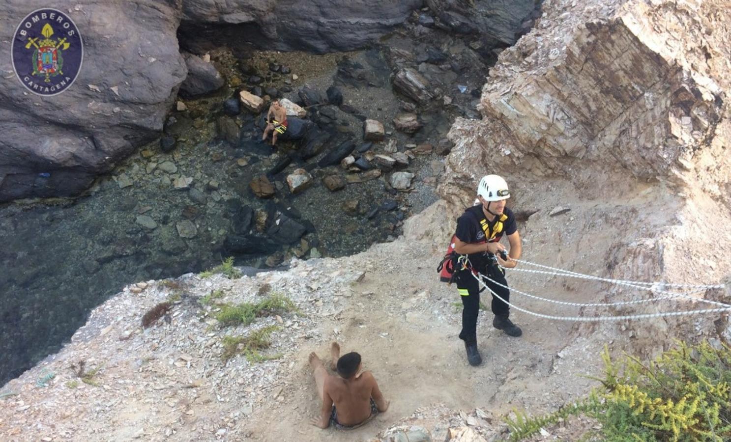 Uno de los auxiliados por los bomberos, de 17 años de edad, se quedó bloqueado durante el descenso a la cala