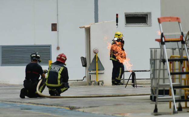 Los bomberos atienden una fuga de gas en una empresa de Molina de Segura.