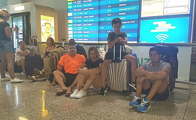 La familia Nicolás Cabrera, en la tarde de este lunes, esperando una solución en el aeropuerto de Madeira.