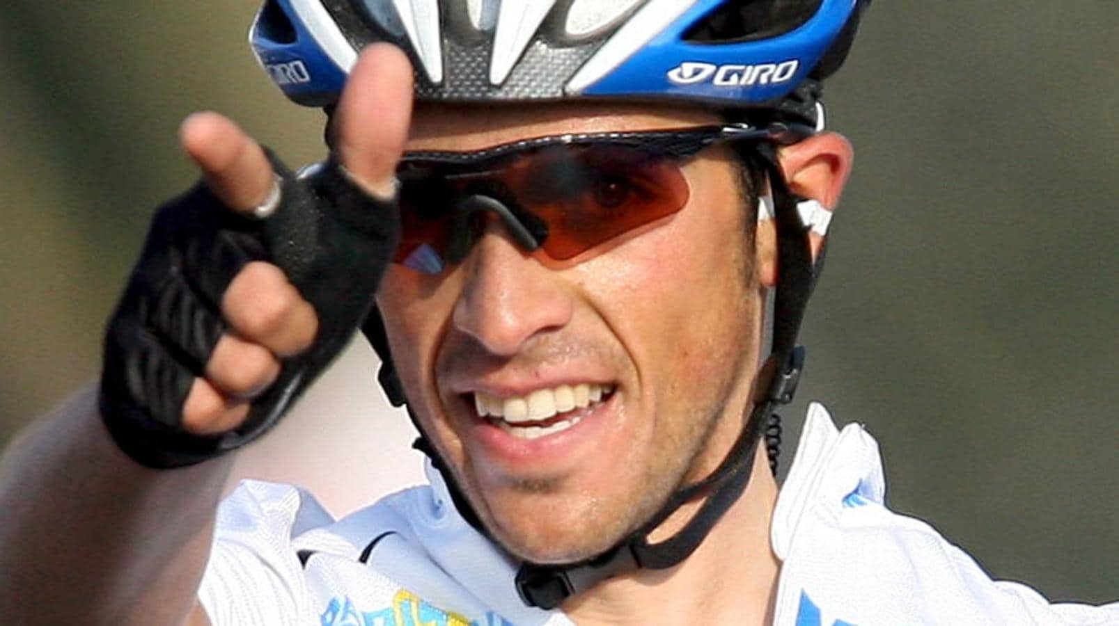 Alberto Contador realiza su famoso saludo al llegar a meta 