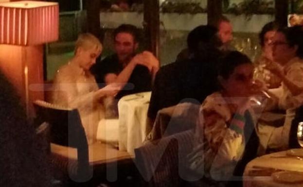 Katy Perry y Robert Pattinson cenando juntos.