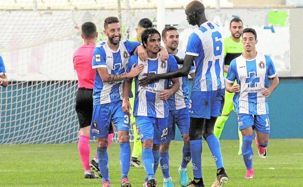 Los jugadores del Lorca celebran el gol de Cañadas. 