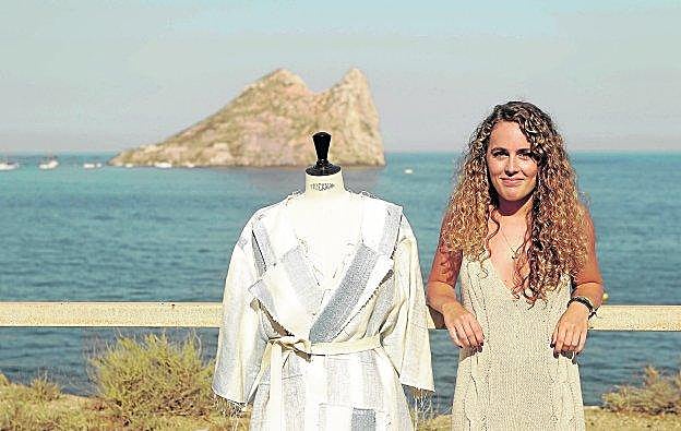 Sol Ferrándiz, junto a uno de sus diseños, frente a la isla del Fraile, en Águilas. 