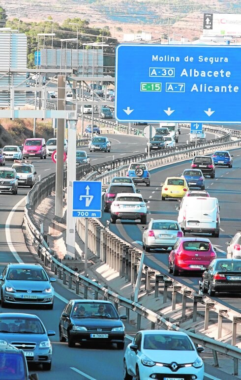 Tráfico denso, ayer tarde, en el nudo de autovías de Murcia. caval