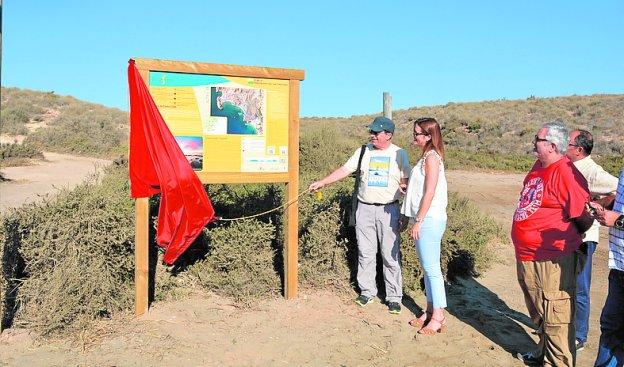 El catedrático y la alcaldesa, ayer, en la inauguración del sendero.