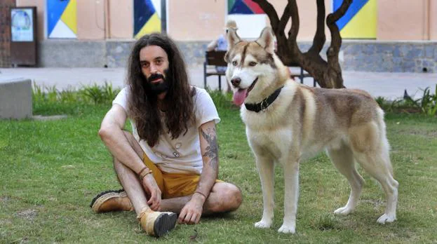 Pedro Lobo, con su perro, en un jardín de Murcia.