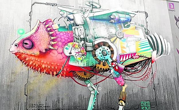 Camaleón biodinámico, del artista canario Feoflip, en la calle Academia General del Aire, detrás de la Fremm.
