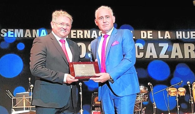 El alcalde Anastasio Bastida entrega una placa a Antonio Botías. 