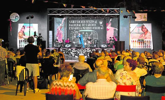 Una de las actuaciones del festival nacional de la canción española de Molino Derriba celebrada en la pasada edición. 