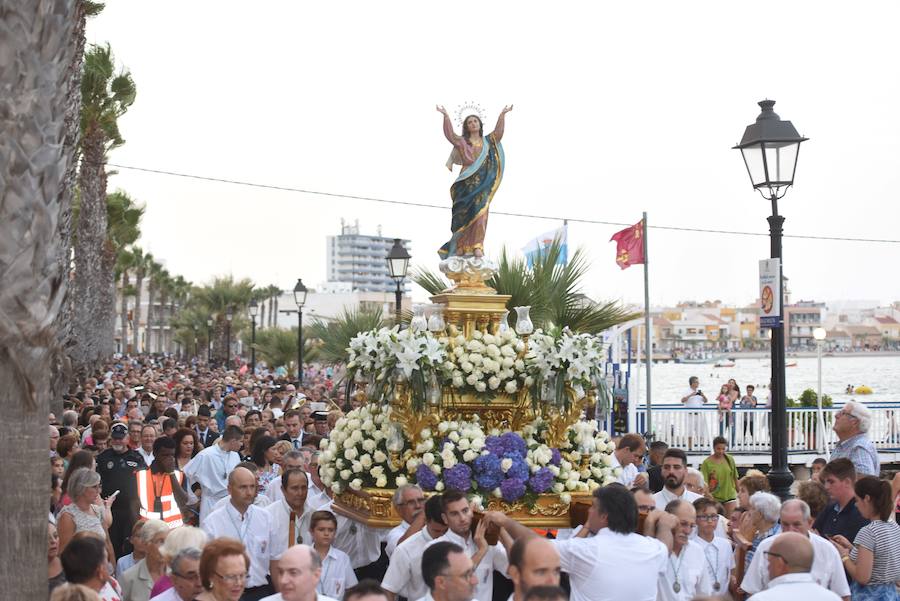 Vecinos y veraneantes se vuelcan con las procesiones marítimas en Los Alcázares, Los Nietos y Cabo de Palos.