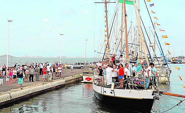 La imagen de Nuestra Señora de la Asunción, en un barco del Club Naútico de Los Nietos