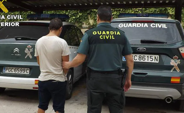 El detenido en las dependencias de la Guardia Civil. 