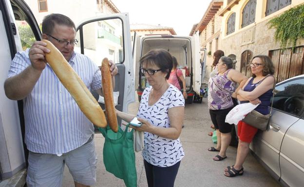 Pascual, el panadero, pasa de vender tres o cuatro barras o cerca de cuarenta en agosto.