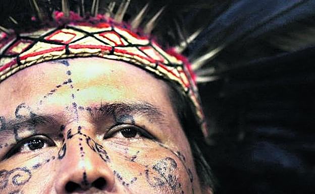 Un representante del pueblo Kadiwzu aguarda su turno de intervención en la Comisión de Derechos Humanos del Senado brasileño. 