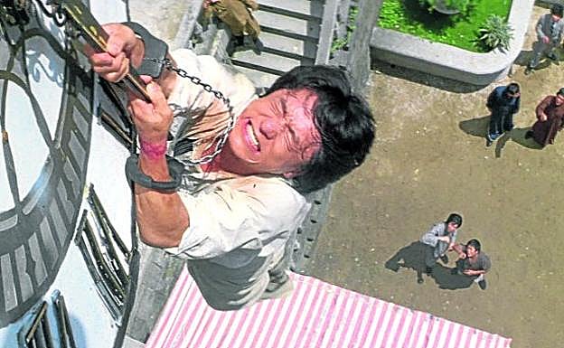 Jackie Chan, en una escena de riesgo.