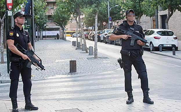 Los agentes con armas largas en las calles de Murcia.