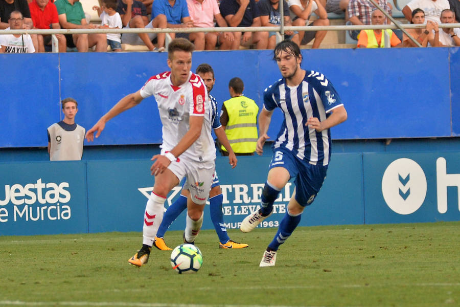 Dos goles de Eugeni y Carlos Martínez dan los tres primeros puntos al conjunto de Curro Torres