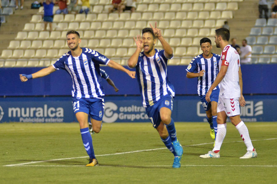 Dos goles de Eugeni y Carlos Martínez dan los tres primeros puntos al conjunto de Curro Torres