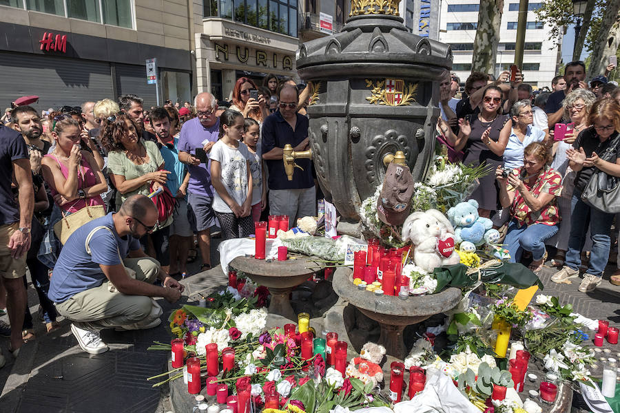 Centenares de personas se concentran en Barcelona para rechazar el atentado terrorista.