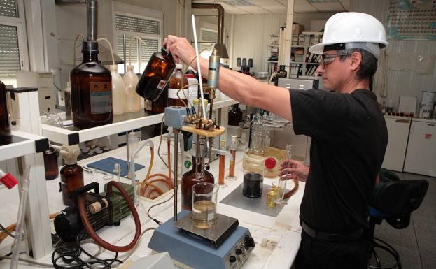 Laboratorio de Sigaus donde se experimentan procesos de reciclaje de aceite usado.