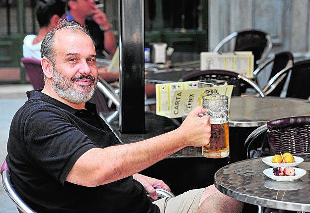 José Manuel Piñero, disfrutando de un aperitivo en la plaza de Las Flores de Murcia. 