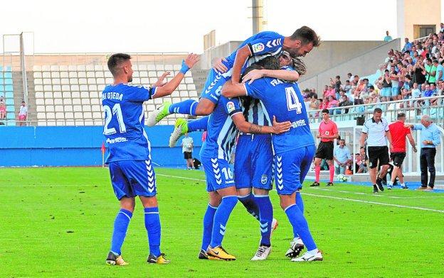 El Lorca celebra uno de sus goles a la Cultural. 