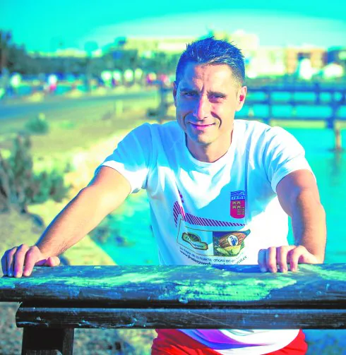 Juanma Molina hace deporte en la playa de La Mota. 