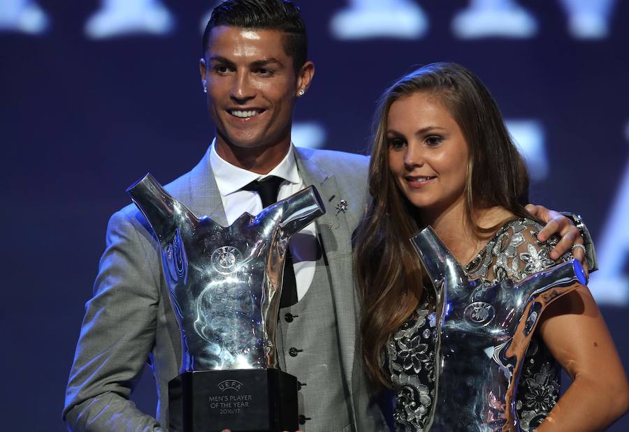 Cristiano Ronaldo y Lieke Martens, posando como mejores jugadores de la temporada.