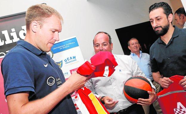 Brad Oleson, ayer, con la camiseta del UCAM.