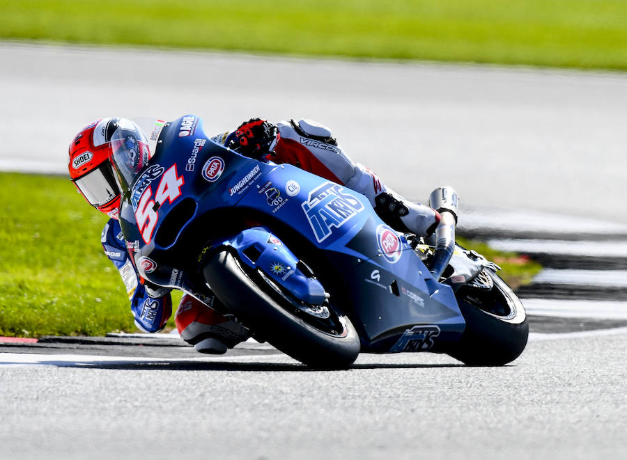 El británico Cal Crutchlow (Honda RC 213 V) y los españoles Alex Márquez (Kalex) y Arón Canet (Honda) fueron los más rápidos de sus respectivas categorías al término de la primera jornada de entrenamientos libres del Gran Premio de Inglaterra de MotoGP en el circuito de Silverstone.