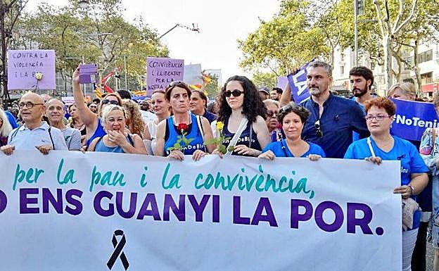 Urralburu junto a una de las pancartas de la manifestación.
