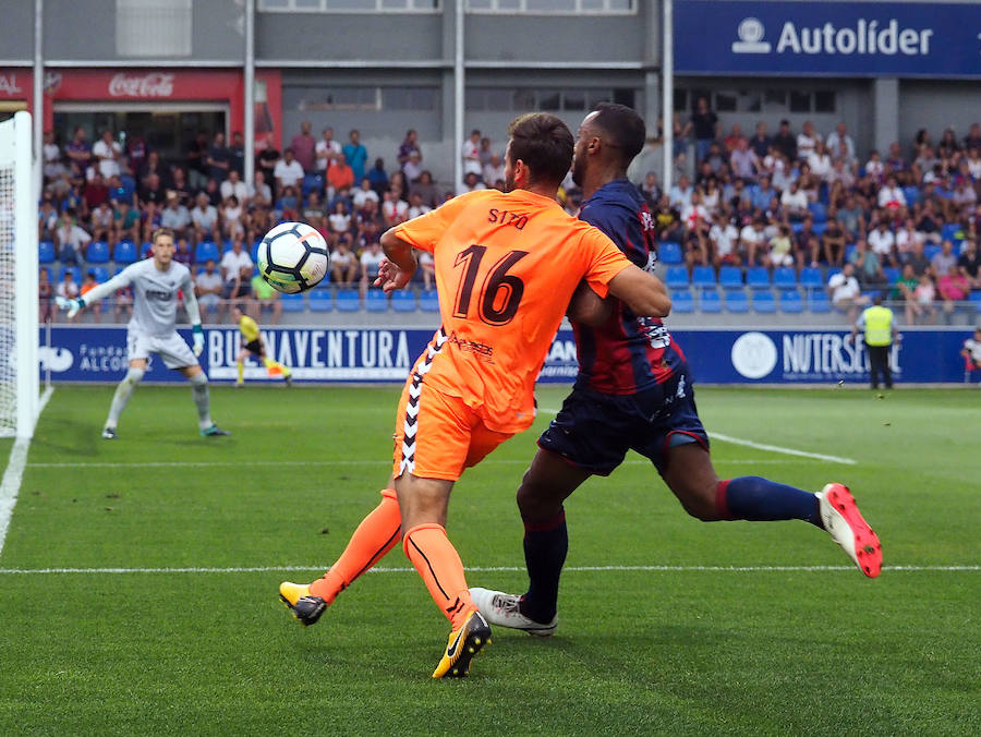 El conjunto entrenado por Curro Torres sufre la primera derrota de la temporada en un partido en el que el Huesca supo aprovechar los errores de los lorquinos