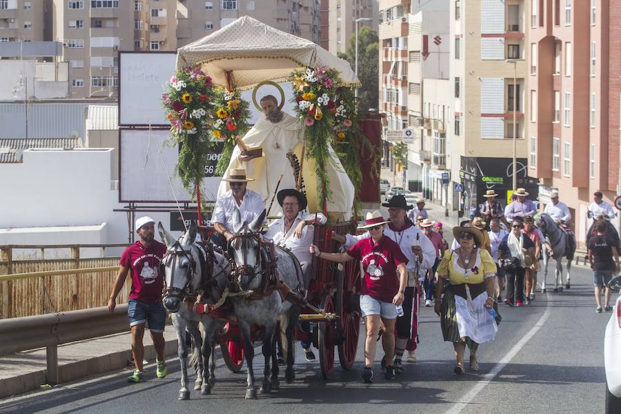 El copatrón de Cartagena desde hace 340 años, San Ginés, y la imagen de la Virgen del Pasico avanzaron juntos, en una carroza tirada por dos caballos, desde la ermita de esta localidad a la iglesia parroquial