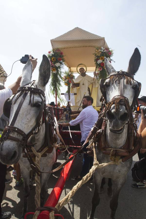 El copatrón de Cartagena desde hace 340 años, San Ginés, y la imagen de la Virgen del Pasico avanzaron juntos, en una carroza tirada por dos caballos, desde la ermita de esta localidad a la iglesia parroquial