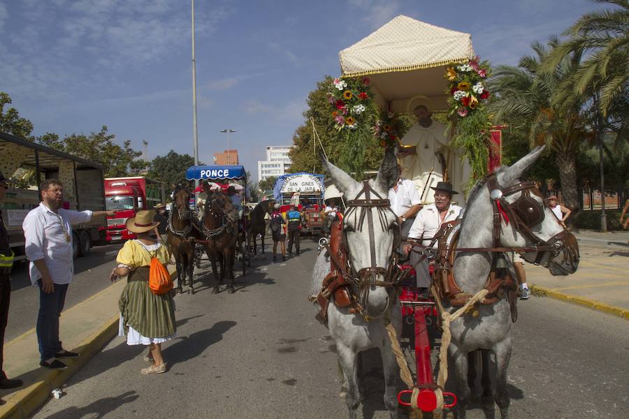 El copatrón de Cartagena desde hace 340 años, San Ginés, y la imagen de la Virgen del Pasico avanzaron juntos, en una carroza tirada por dos caballos, desde la ermita de esta localidad a la iglesia parroquial