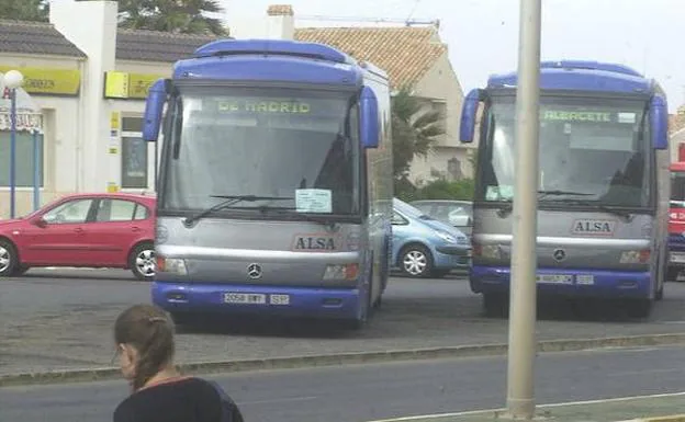 Dos autobuses estacionados en La Manga. 
