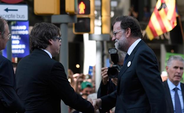 Mariano Rajoy saluda a Carles Puigdemont.