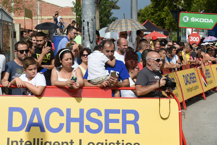 El presidente de la empresa, Tomás Fuertes, fue el encargado de entregar el trofeo al ganador de etapa, Matteo Trentin