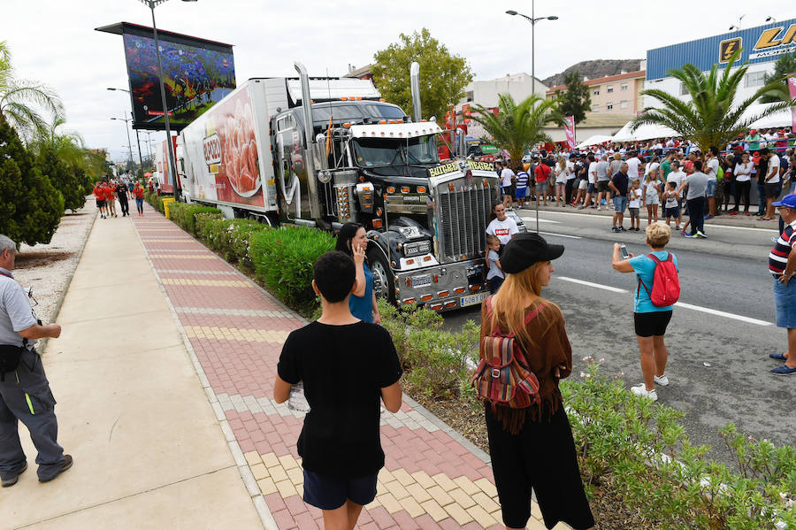 El presidente de la empresa, Tomás Fuertes, fue el encargado de entregar el trofeo al ganador de etapa, Matteo Trentin