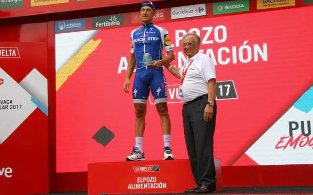 Tomás Fuertes hace entrega del premio al ganador de la etapa Mateo Trentin.