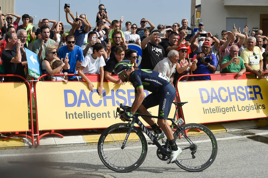 El presidente de la empresa, Tomás Fuertes, fue el encargado de entregar el trofeo al ganador de etapa, Matteo Trentin