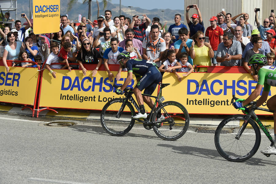 El presidente de la empresa, Tomás Fuertes, fue el encargado de entregar el trofeo al ganador de etapa, Matteo Trentin