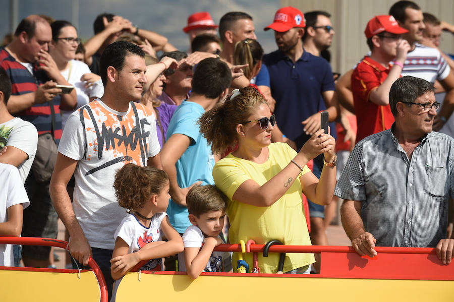 El presidente de la empresa, Tomás Fuertes, fue el encargado de entregar el trofeo al ganador de etapa, Matteo Trentin