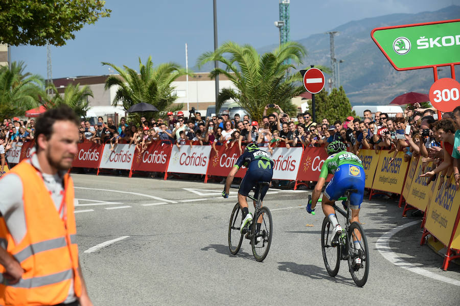 El presidente de la empresa, Tomás Fuertes, fue el encargado de entregar el trofeo al ganador de etapa, Matteo Trentin