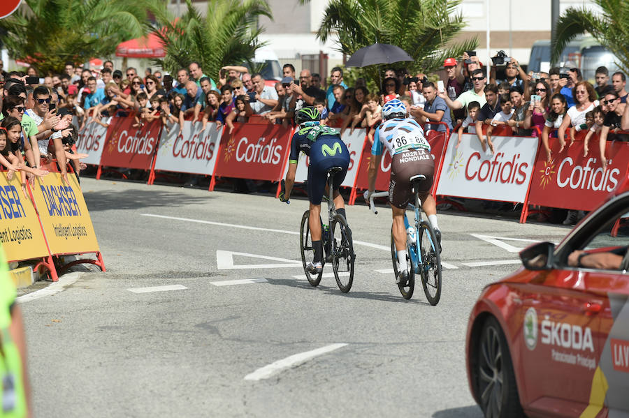 El presidente de la empresa, Tomás Fuertes, fue el encargado de entregar el trofeo al ganador de etapa, Matteo Trentin