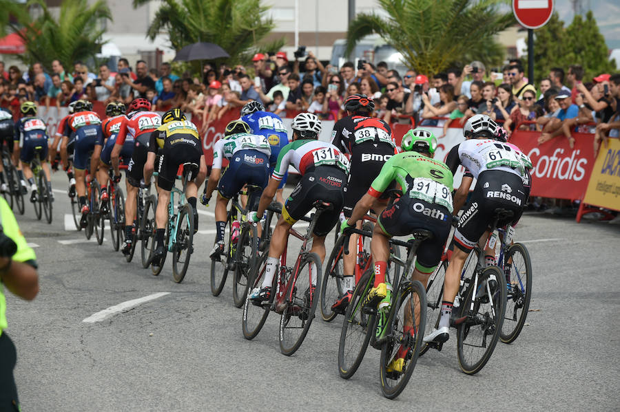 El presidente de la empresa, Tomás Fuertes, fue el encargado de entregar el trofeo al ganador de etapa, Matteo Trentin