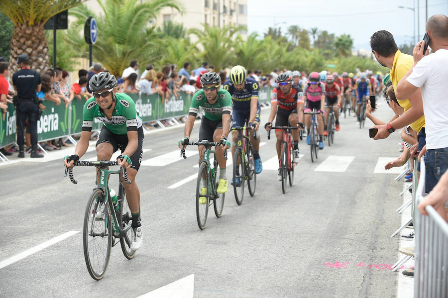 El presidente de la empresa, Tomás Fuertes, fue el encargado de entregar el trofeo al ganador de etapa, Matteo Trentin